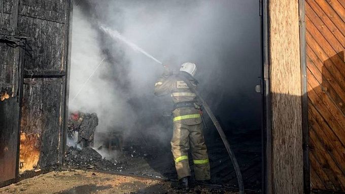 В пригороде Улан-Удэ грузовик сгорел в гараже