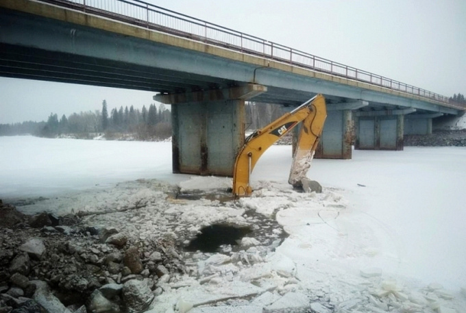 В Иркутской области мужчина погиб, провалившись под лед на экскаваторе