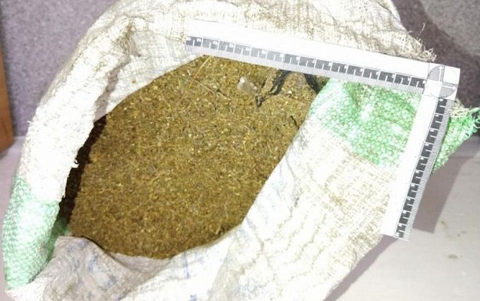 Житель Бурятии хранил девять килограммов наркотиков в мешке за баней
