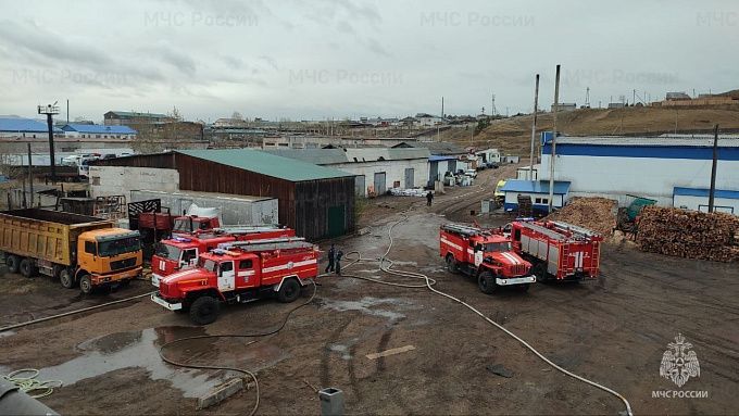 В Улан-Удэ произошел крупный пожар на заводе