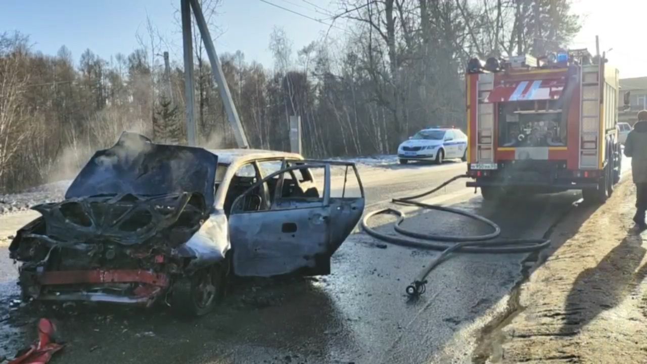 В Улан-Удэ женщина устроила ДТП на встречке. Ее машина сгорела