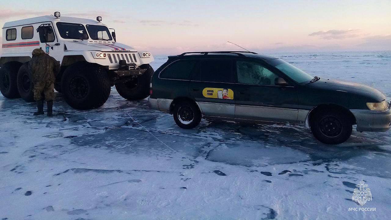 На Байкале автомобиль с рыбаками сломался на льду. ВИДЕО