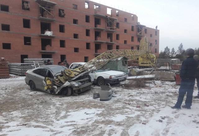 В Улан-Удэ стрела крана повредила два автомобиля 
