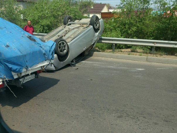В Улан-Удэ водитель иномарки виртуозно влетел в ограждение, перевернулся и не пострадал