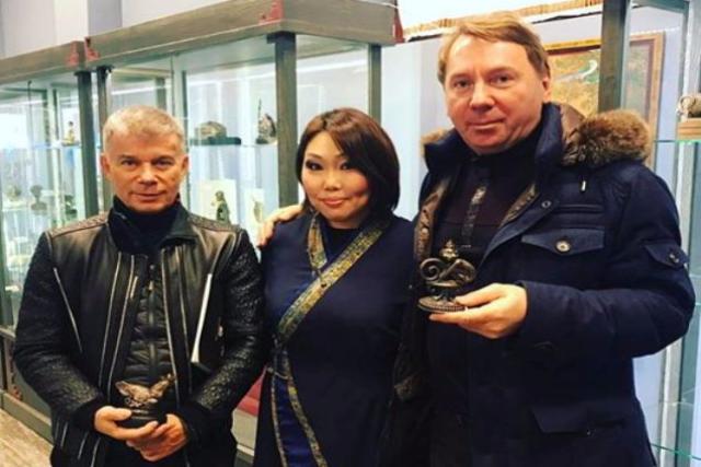 Олег Газманов купил бронзовую скульптуру бурятского мастера (ФОТО)