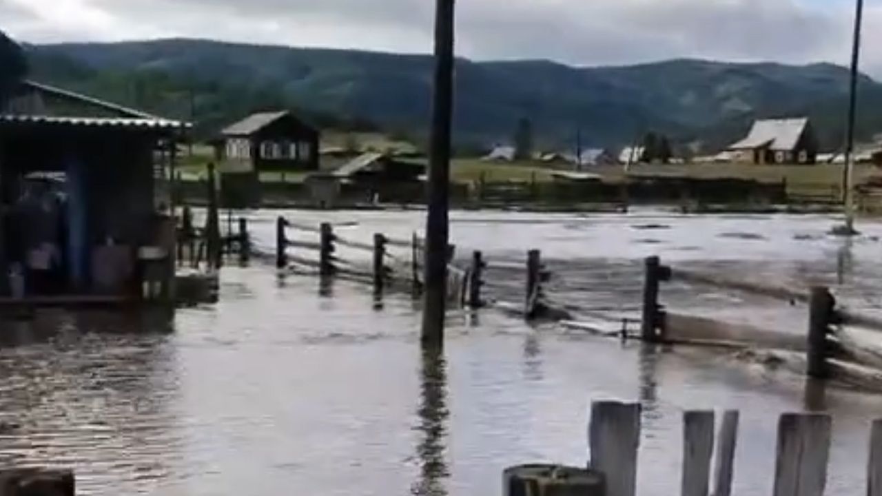 Большая вода настигла дома, дороги и школу в районе Бурятии. В селах ввели  режим ЧС