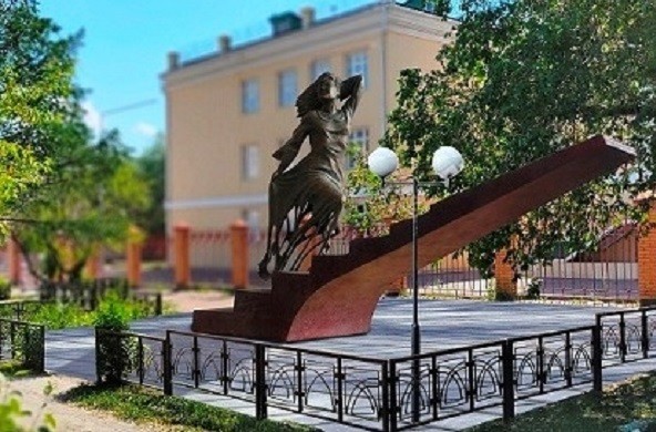 В Бурятии продолжается голосование за лучший эскиз памятника Эржене Будаевой