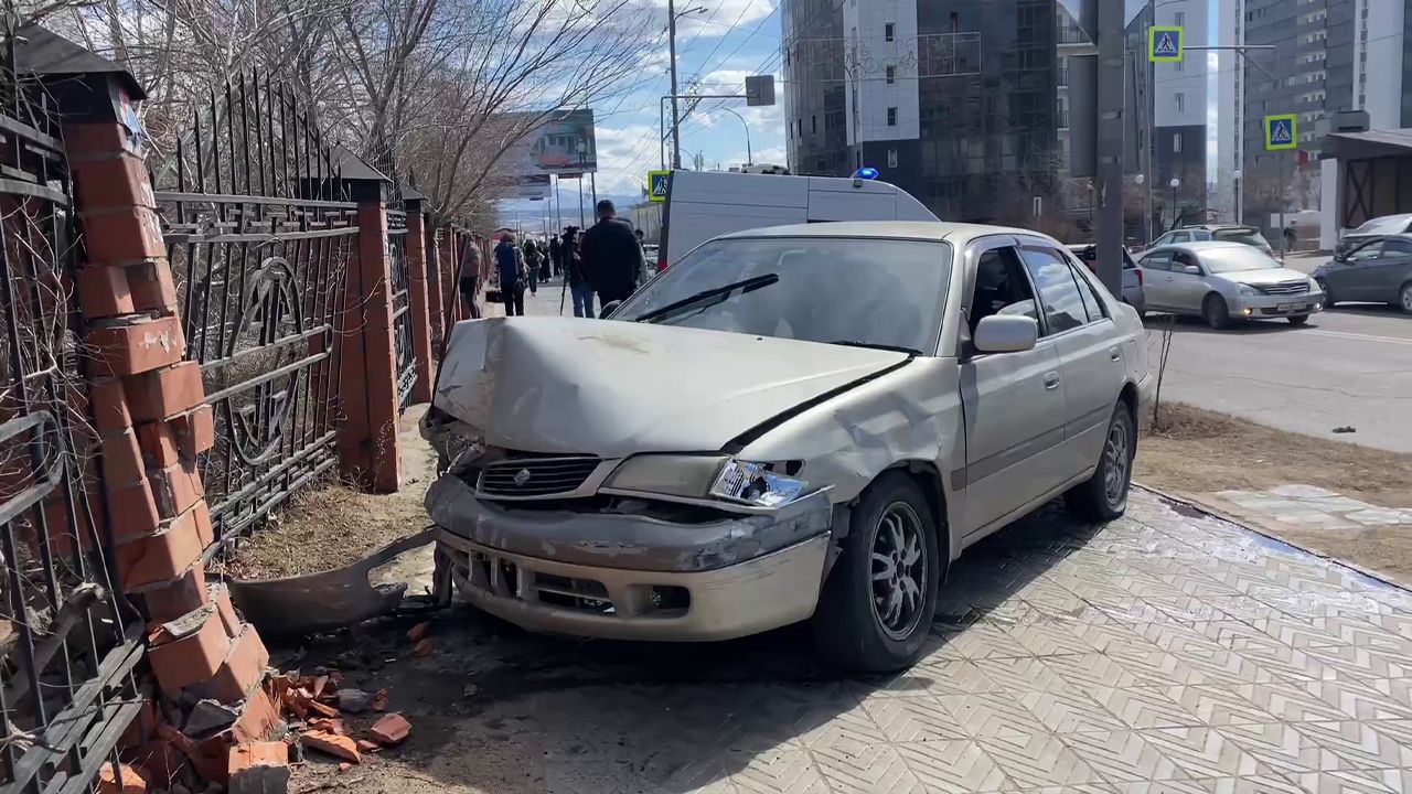 В Улан-Удэ водитель «Тойоты» вылетела на тротуар, где сбила пешехода. ВИДЕО