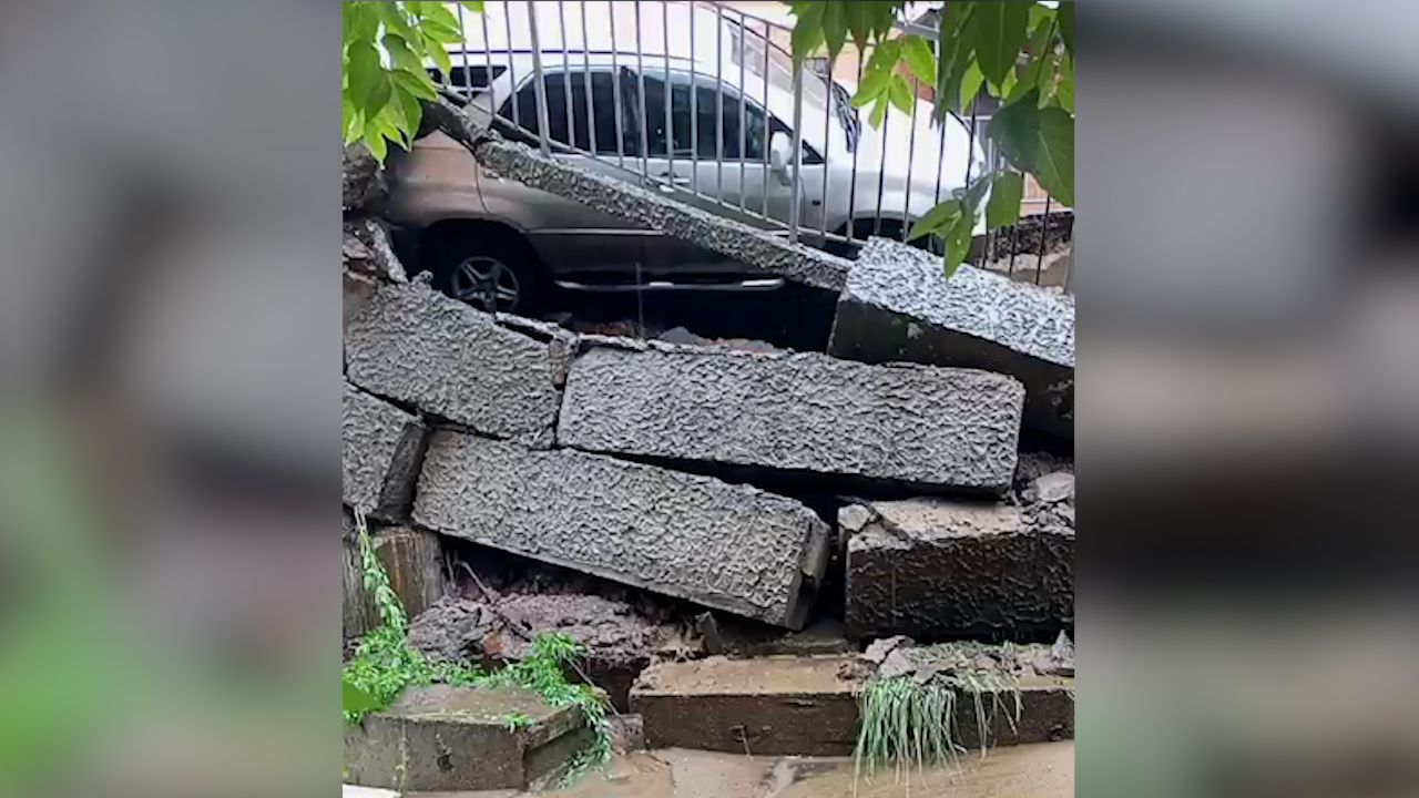 Машина оказалась на краю обрыва из-за обрушения стены в Улан-Удэ. ФОТО,  ВИДЕО