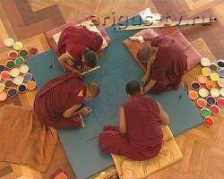 Дворец из песка. Индийские монахи создают в столице Бурятии мандалу Будды мудрости
