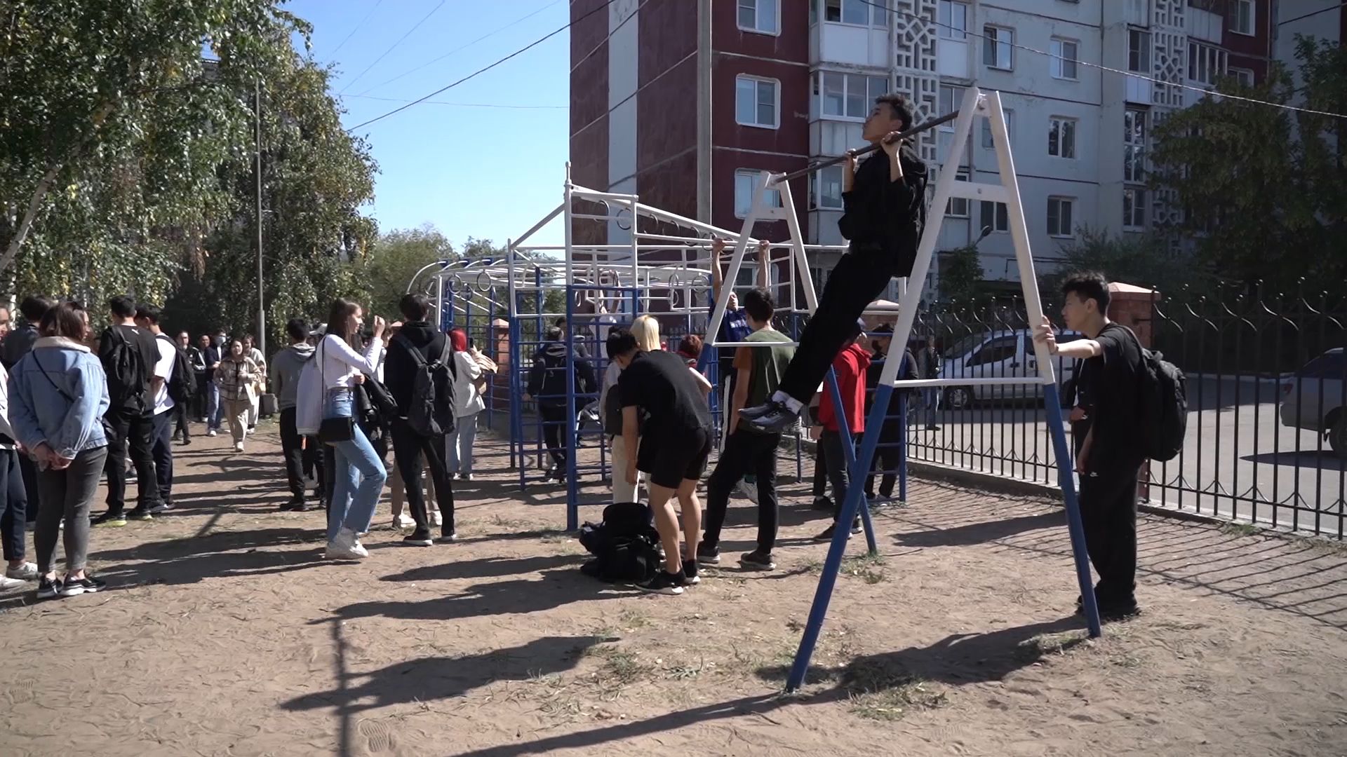 Возле нового дома построили спортивную площадку