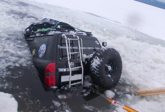 «Покажу короткую дорогу»: Внедорожник провалился под лёд в заливе Байкала (ФОТО)