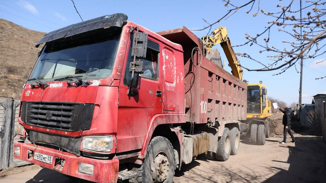 В Улан-Удэ приводят в порядок участок дороги на улице Лазо