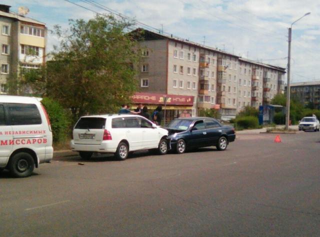 «Они нашли друг друга»: В Улан-Удэ в лобовом столкновении пострадали две иномарки с автоледи за рулём