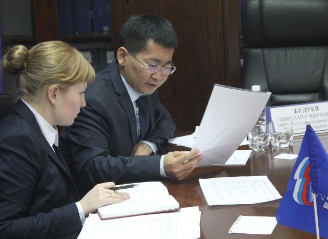 Депутаты Госдумы начали консультировать улан-удэнцев