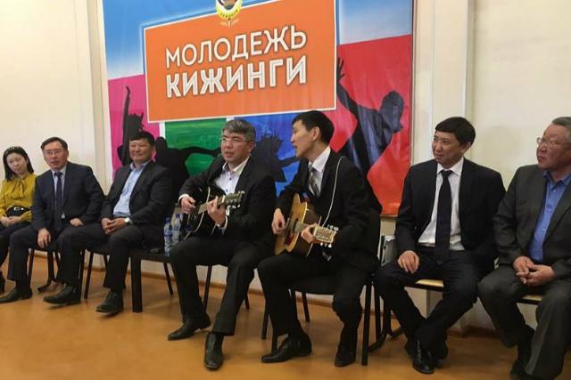 Алексей Цыденов на встрече с сельской молодёжью сыграл «Изгиб гитары жёлтой» (ФОТО)