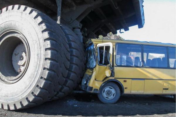 В Забайкальском крае автобус с пассажирами протаранил стоящий БелАЗ