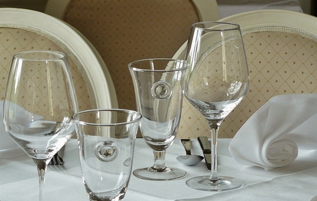 Роспотребнадзор рассказал, как правильно выбрать алкоголь для праздничного стола