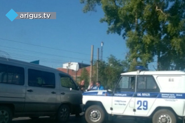В Улан-Удэ полицейский автомобиль протаранил микроавтобус