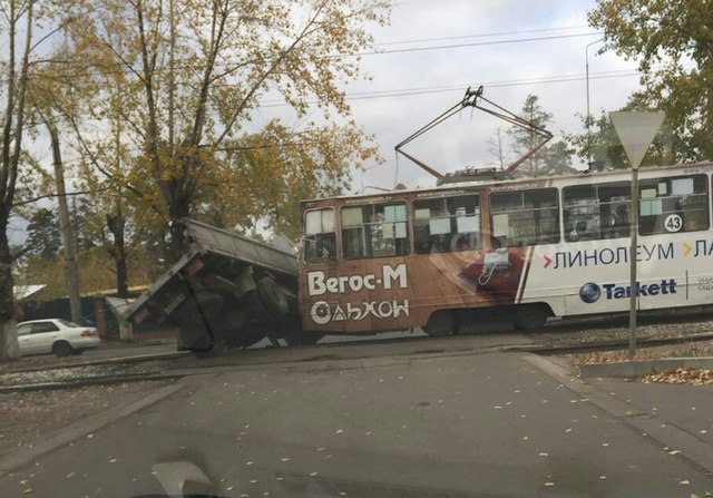 В Улан-Удэ трамвай протаранил грузовик (ФОТО)