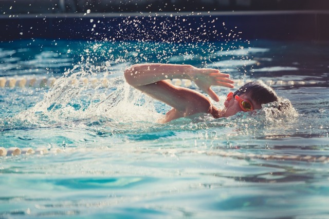 В семи регионах России школьникам запретили посещать бассейн
