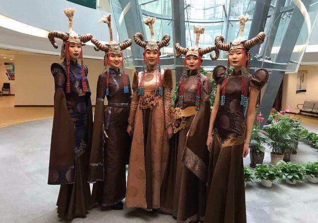 Дизайнеры из Бурятии приняли участие в китайском фестивале монгольских нарядов 