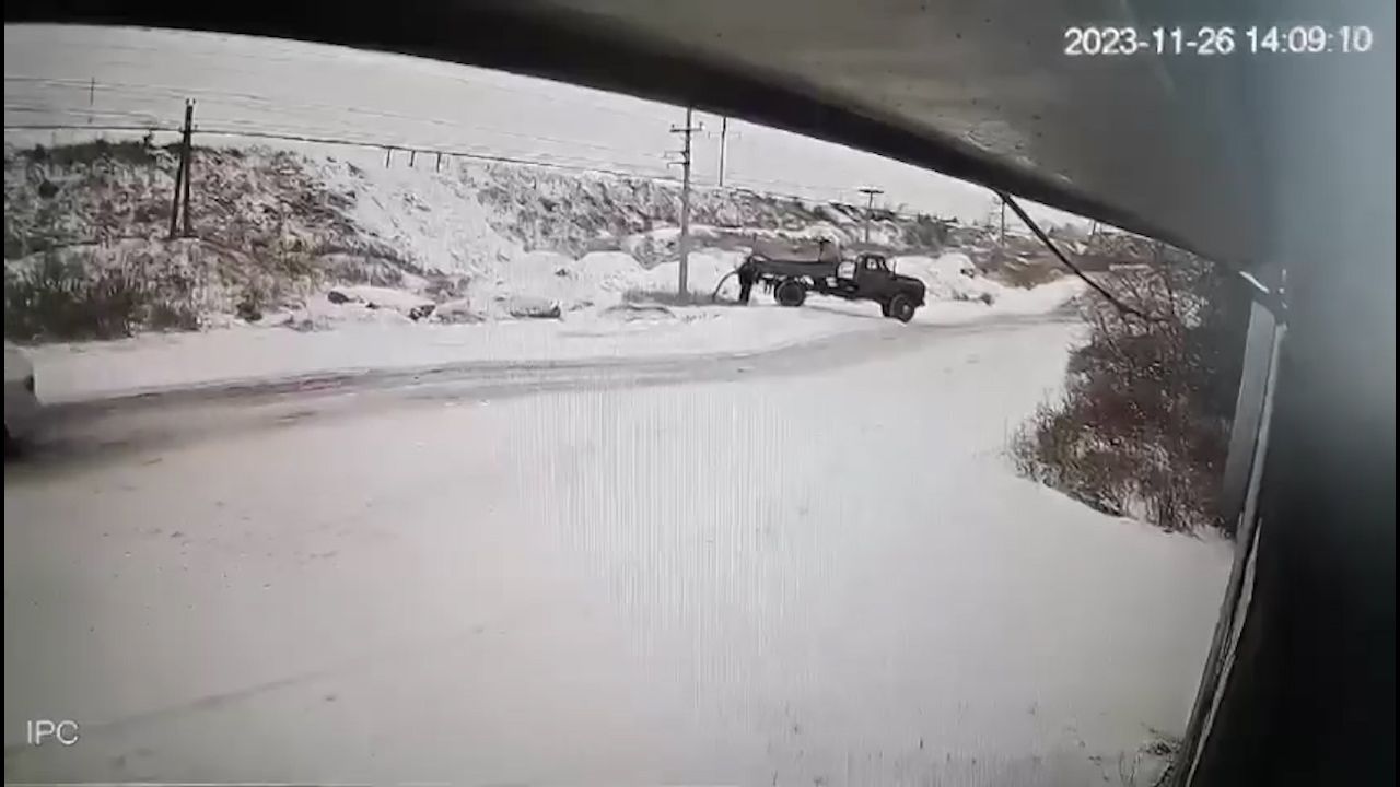 В Улан-Удэ водитель попадет под статью за слив нечистот прямо возле дороги