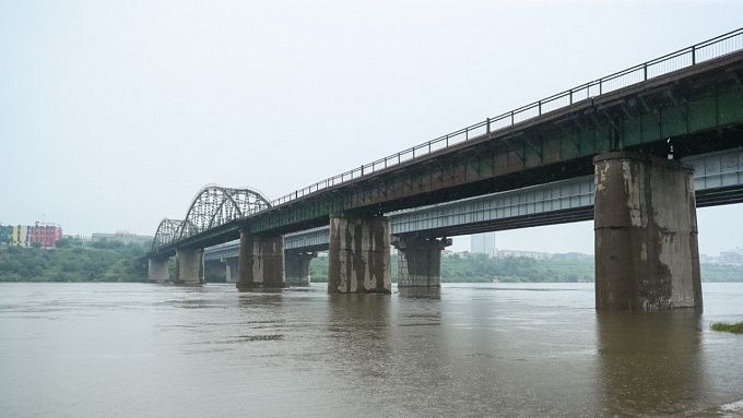 В Улан-Удэ женщина упала с моста и утонула