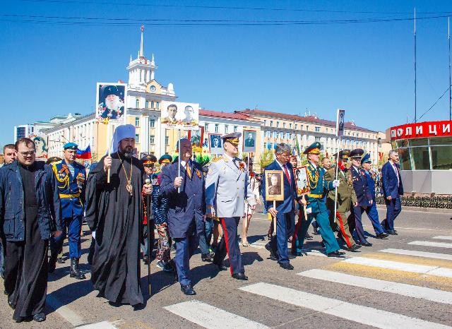 Более 20 тысяч жителей Бурятии прошли в «Бессмертном полку», чиновники вновь возглавляли колонны (ФОТО)