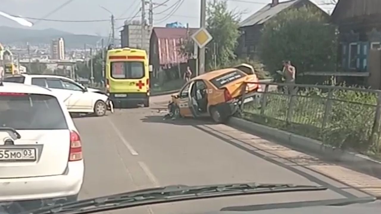 В Улан-Удэ врезались иномарка и такси. Движение парализовало. ВИДЕО