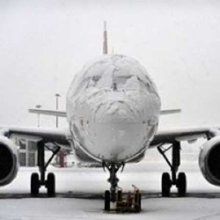 В аэропорту Улан-Удэ самолет с пассажирами не смог проехать на стоянку из-за снега