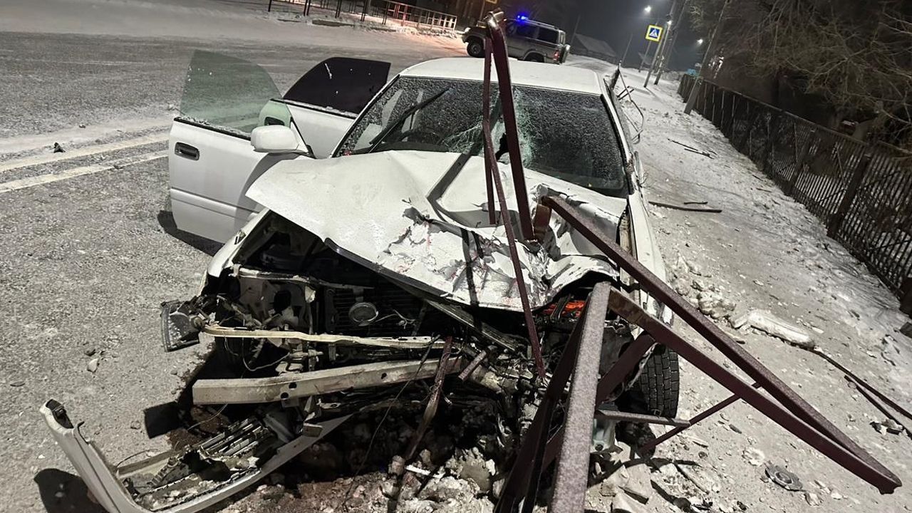 Влетел в ограждение: Два человека погибли в страшном ДТП в Бурятии