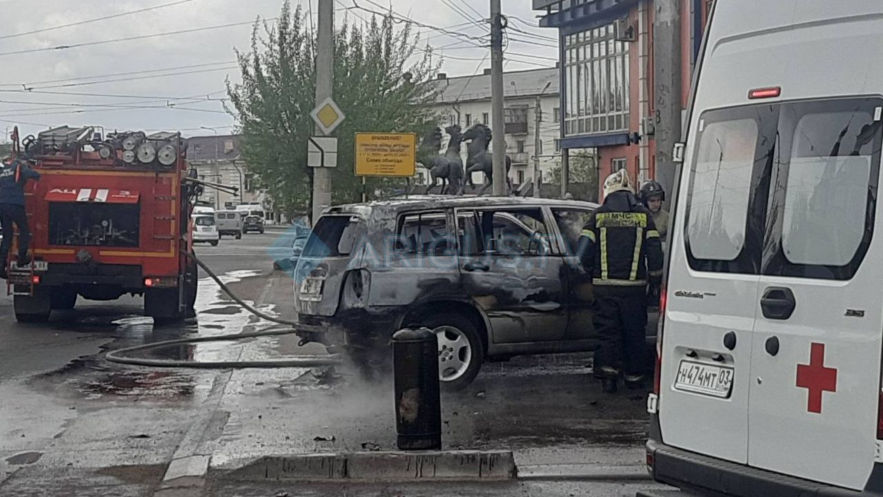 «Мощно горит»: Автомобиль вспыхнул на парковке в Улан-Удэ. ВИДЕО