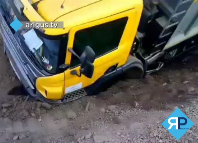 В пригороде Улан-Удэ грузовик улетел в кювет, избегая столкновения с джипом