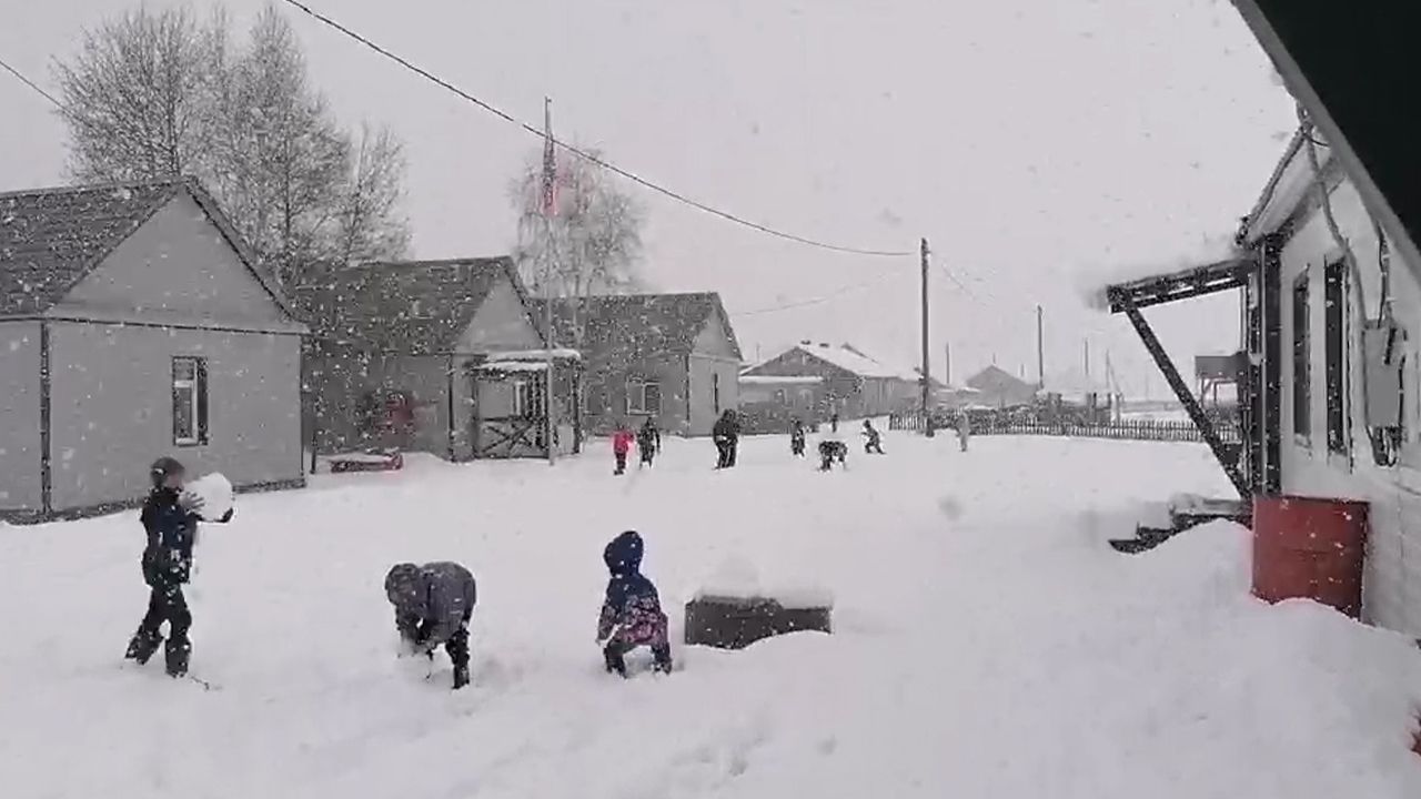 В Бурятии дети играют в снежки в конце мая. ВИДЕО