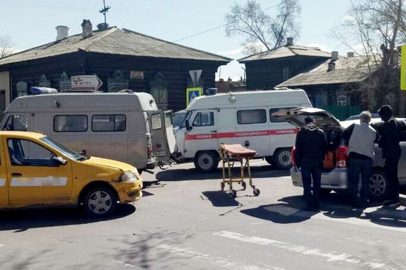 В центре Улан-Удэ легковушка протаранила такси с пассажирами (ФОТО)