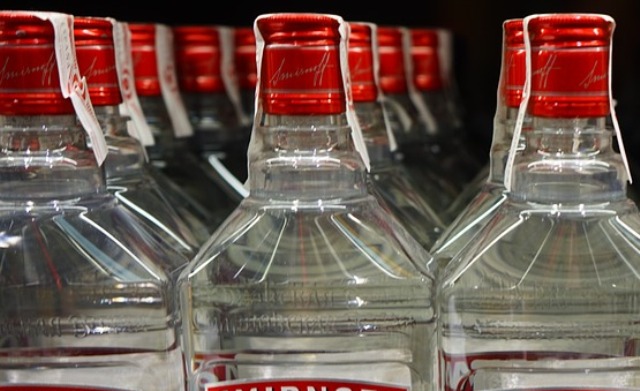 Минфин предложил повысить цену на водку, общественность опасается новых массовых отравлений «Боярышником»