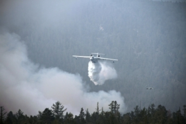300 тонн воды сбросила авиация на горящую рядом с Гремячинском тайгу