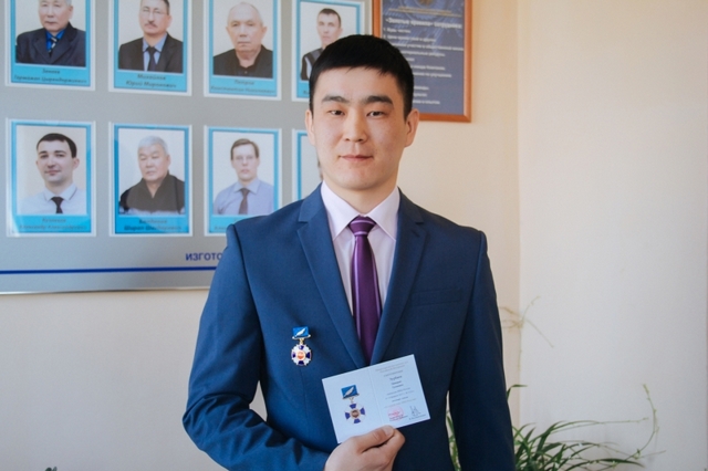 Улан-удэнца наградили нагрудным знаком МВД за задержание преступника