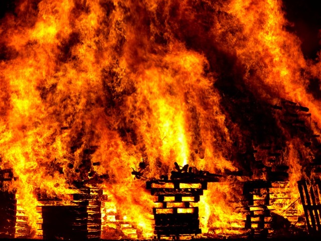 Срочно: В Бурятии от пожара в детском лагере загорелся лес