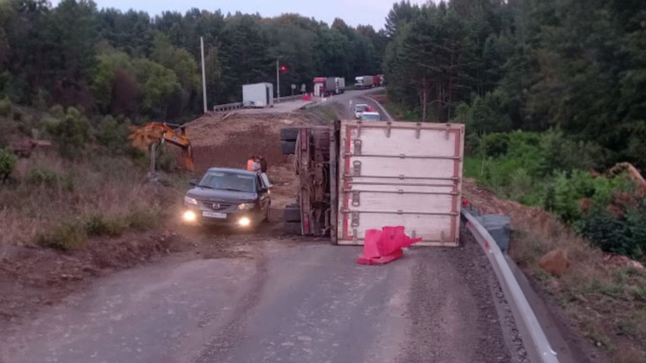 Попавший в ДТП большегруз стал причиной многокилометровой пробки в Бурятии.  ВИДЕО