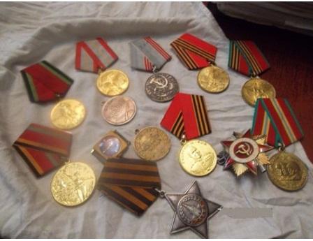 В канун Дня Победы молодой человек из Улан-Удэ решил обменять медали своих бабушек и дедушек на айфон