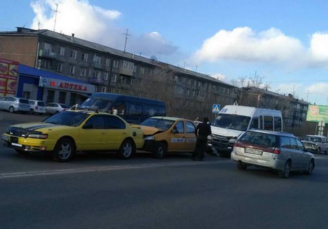 В Улан-Удэ нетрезвый водитель микроавтобуса устроил тройное ДТП (ФОТО)