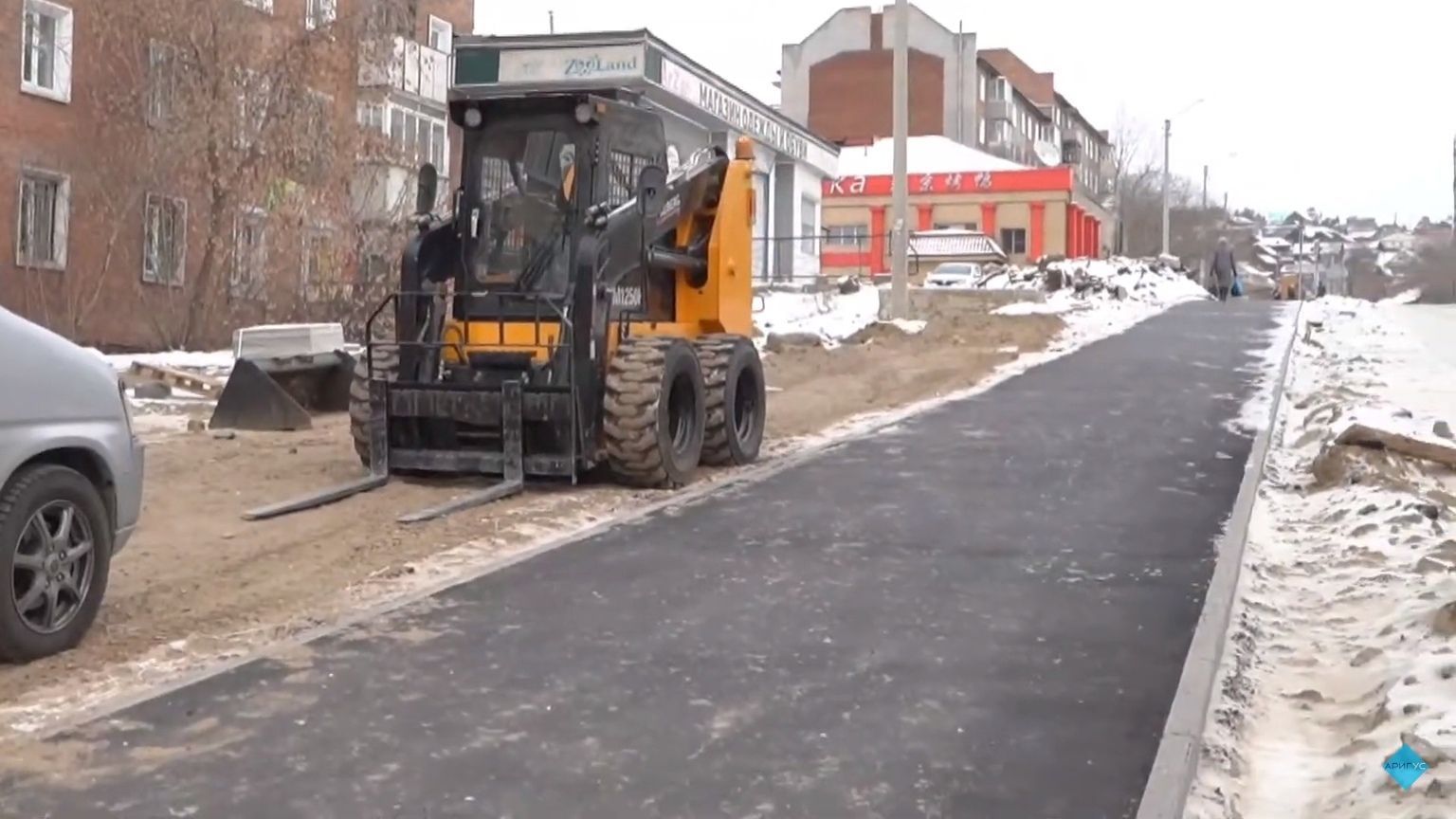 Дорожники добавили снег в укладку асфальта в Улан-Удэ