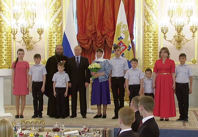Многодетная семья священника из Бурятии получила орден в Кремле (ФОТО)