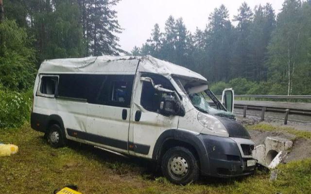 В Иркутской области перевернулся микроавтобус, следовавший в Тункинский район Бурятии