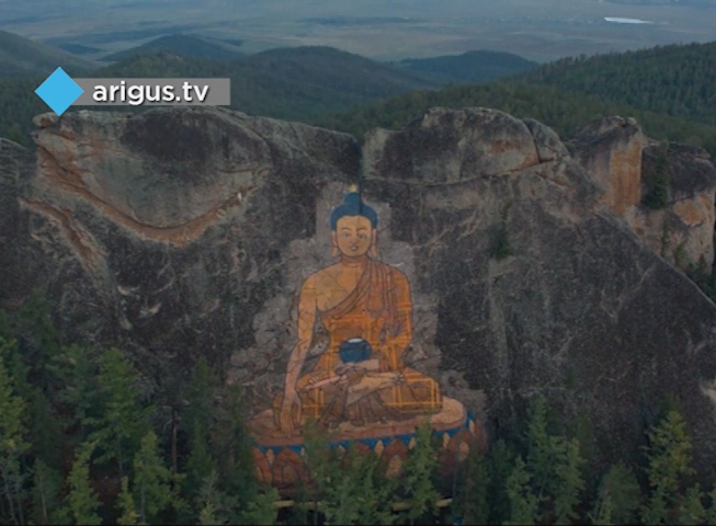 Будда на скале в бурятии фото