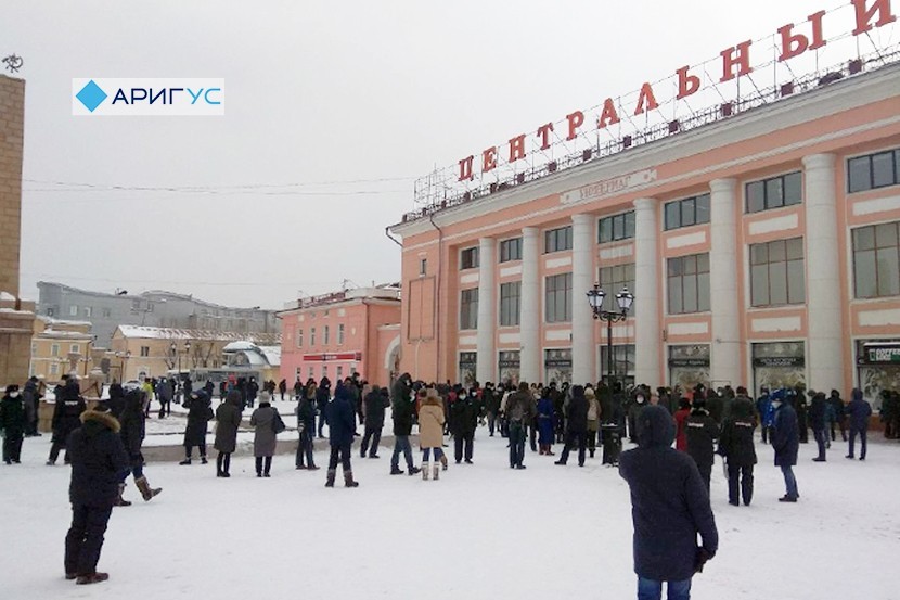 Снежный улан удэ. Улан-Удэ вокзал зимой. Вокзал Улан Удэ новогодний. На площади революции много людей Улан Удэ. Вокзал Улан Удэ новогодние олени.