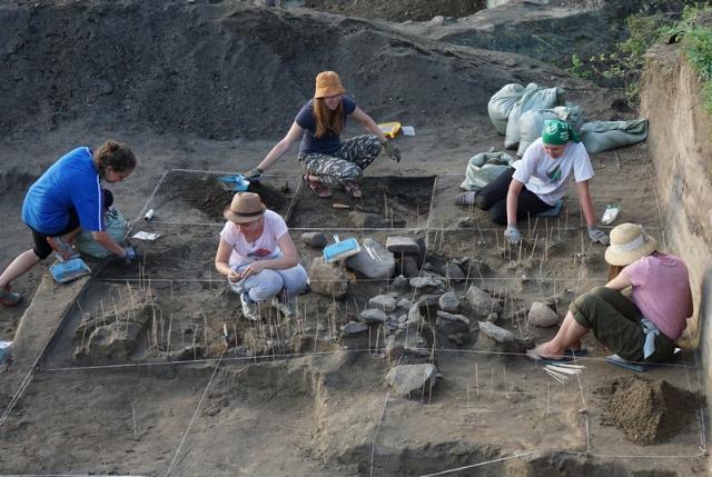 В Тункинском районе Бурятии иркутяне обнаружили разграбленное средневековое захоронение