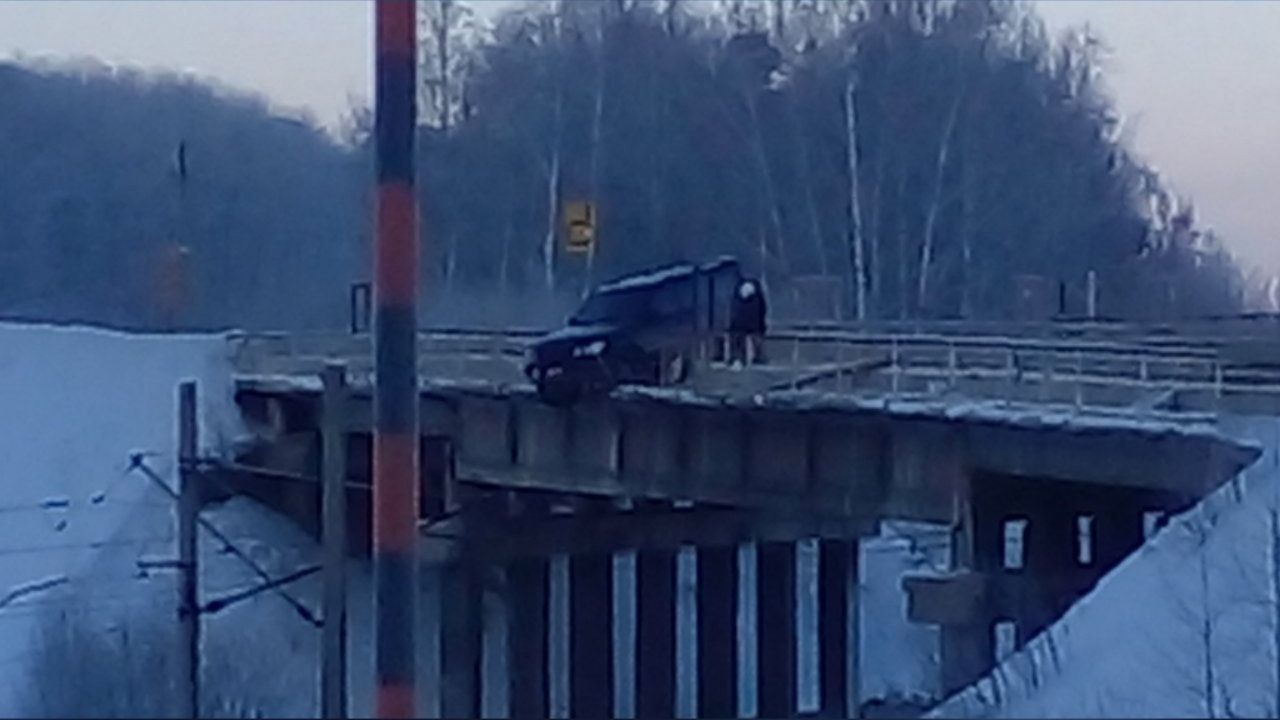 В Бурятии машина повисла на мосту